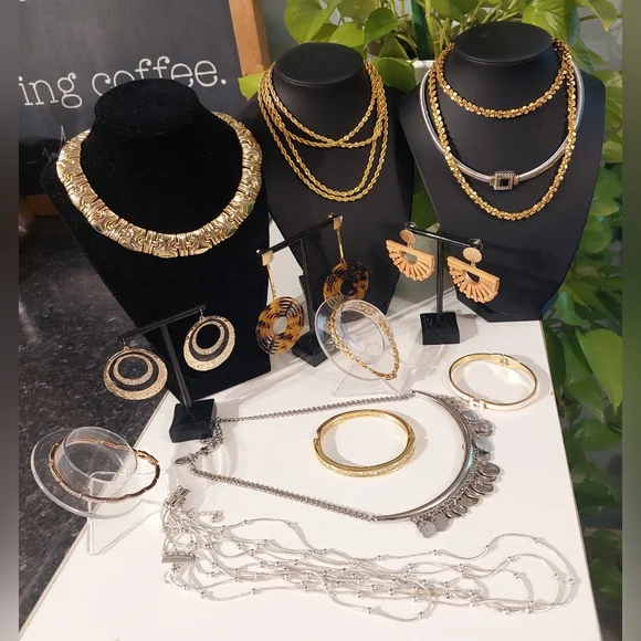 Elegant Gold and Silver Tone Jewelry Set - Picture 5 of 9